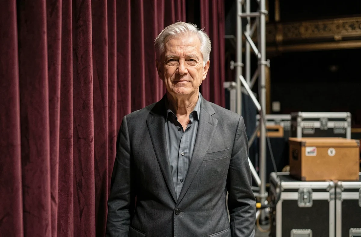 Auteur de comédies musicales en coulisses d'un grand théâtre, évoquant une carrière artistique emblématique