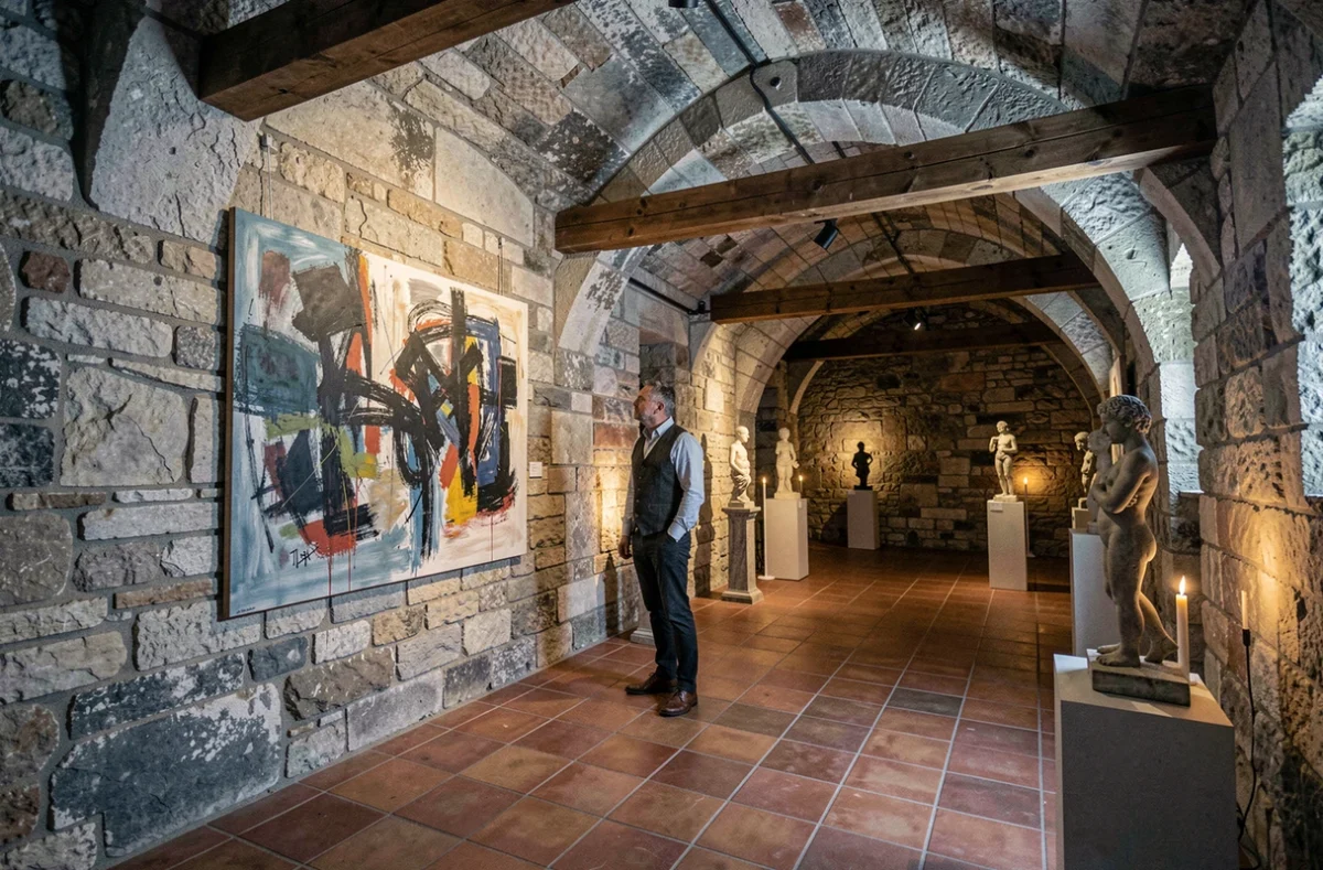 Homme découvrant une galerie d'art contemporain dans une cave troglodyte en Seine-et-Marne
